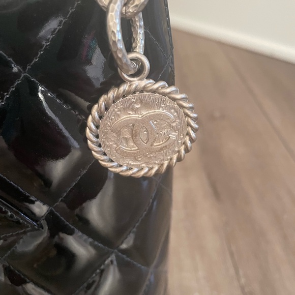 Chanel Patent Leather Black Medallion Tote with card - Picture 2 of 4